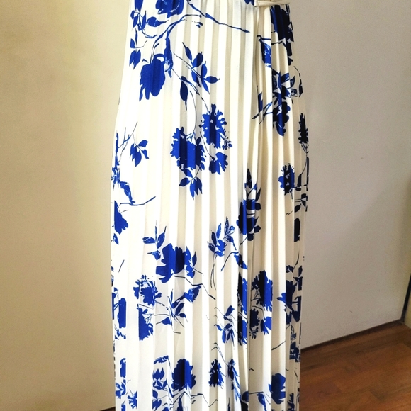 Lulu's Beautiful Lindsie Blue & White Floral Pleated Wrap Maxi Dress size small - Picture 8 of 16